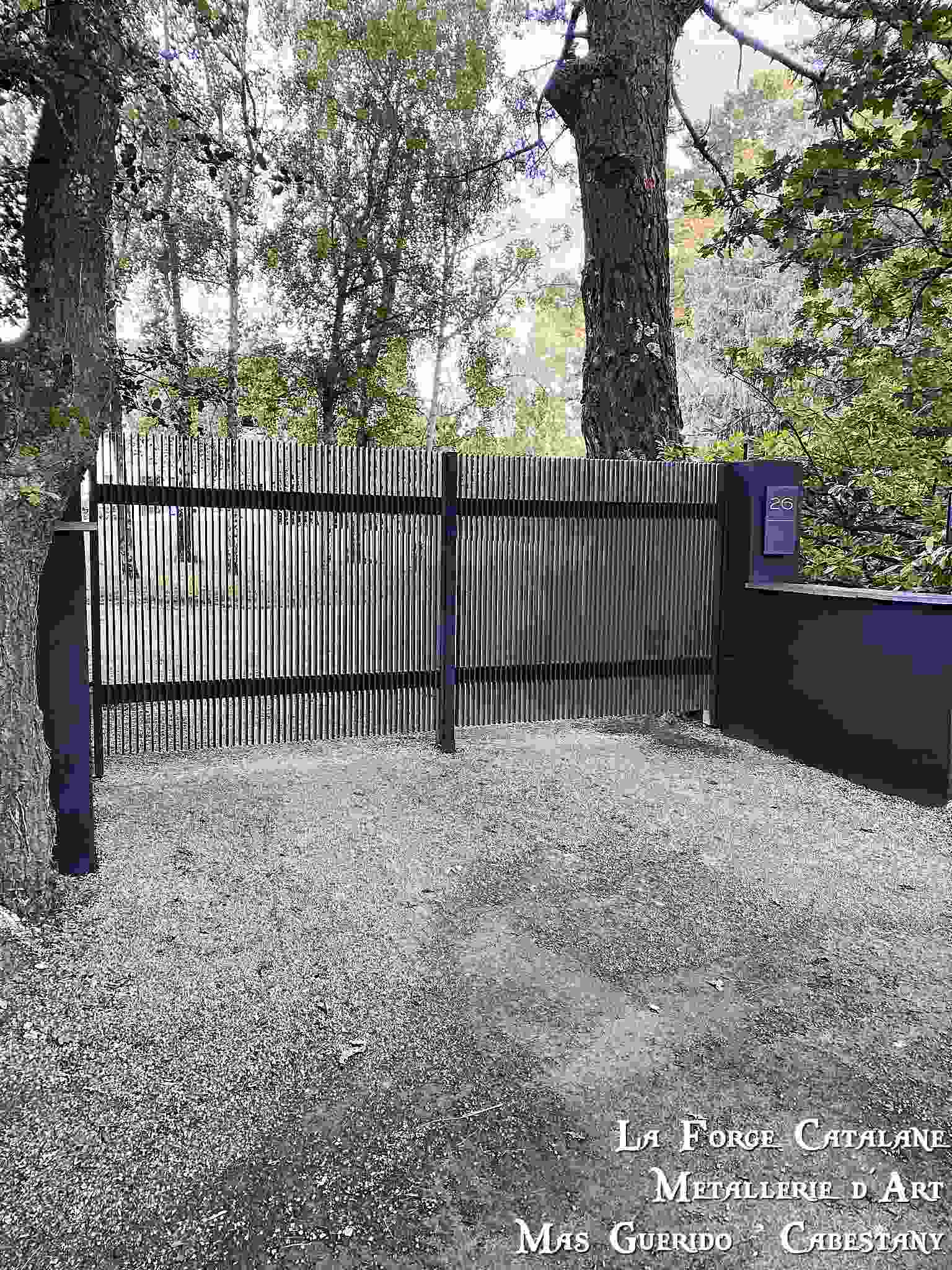 portail double vantaux barreaudage vertical resserre   forge catalane.jpg